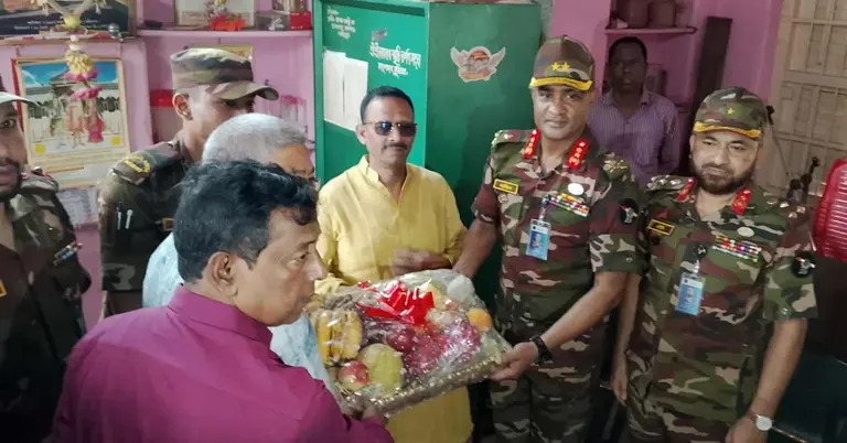 কুমিল্লায় পূজামণ্ডপ পরিদর্শনে জিওসি